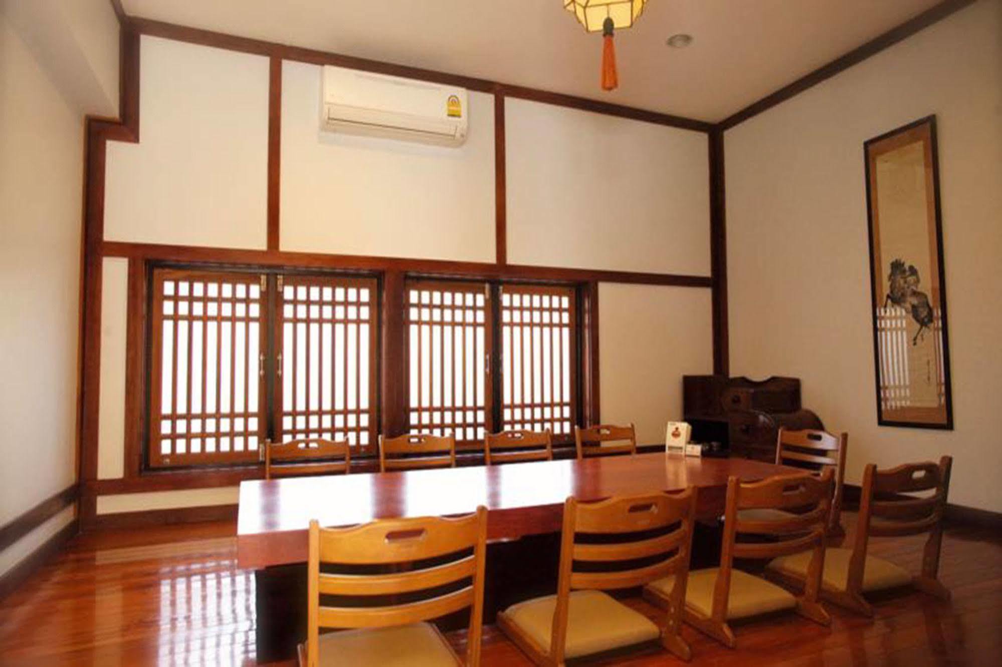 J. Park Hotel Chonburi Buitenkant foto