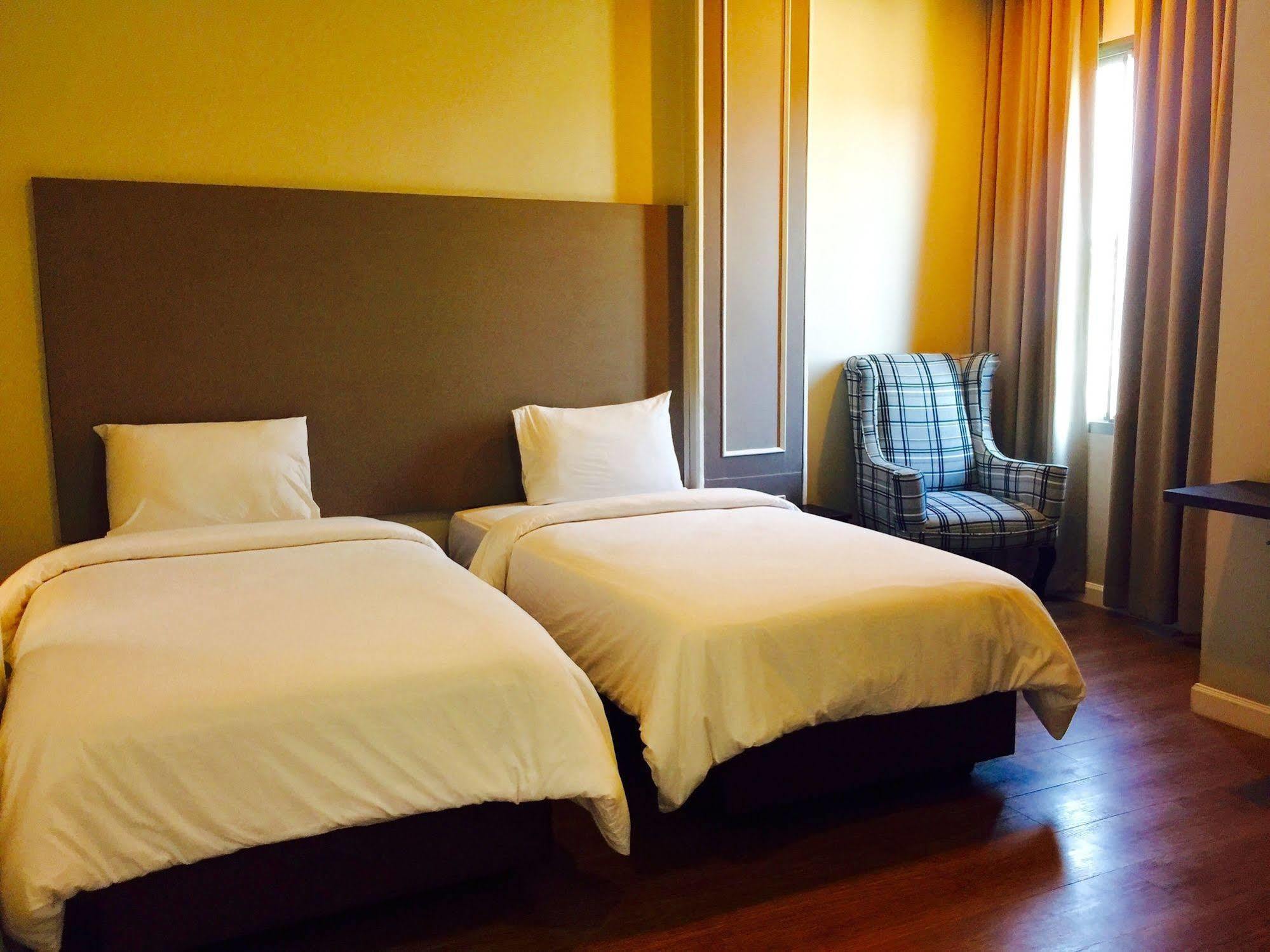 J. Park Hotel Chonburi Buitenkant foto