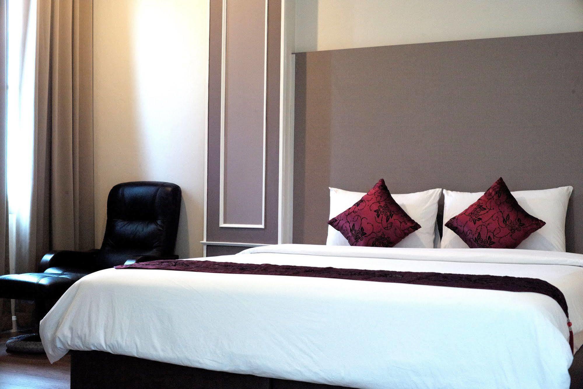 J. Park Hotel Chonburi Buitenkant foto