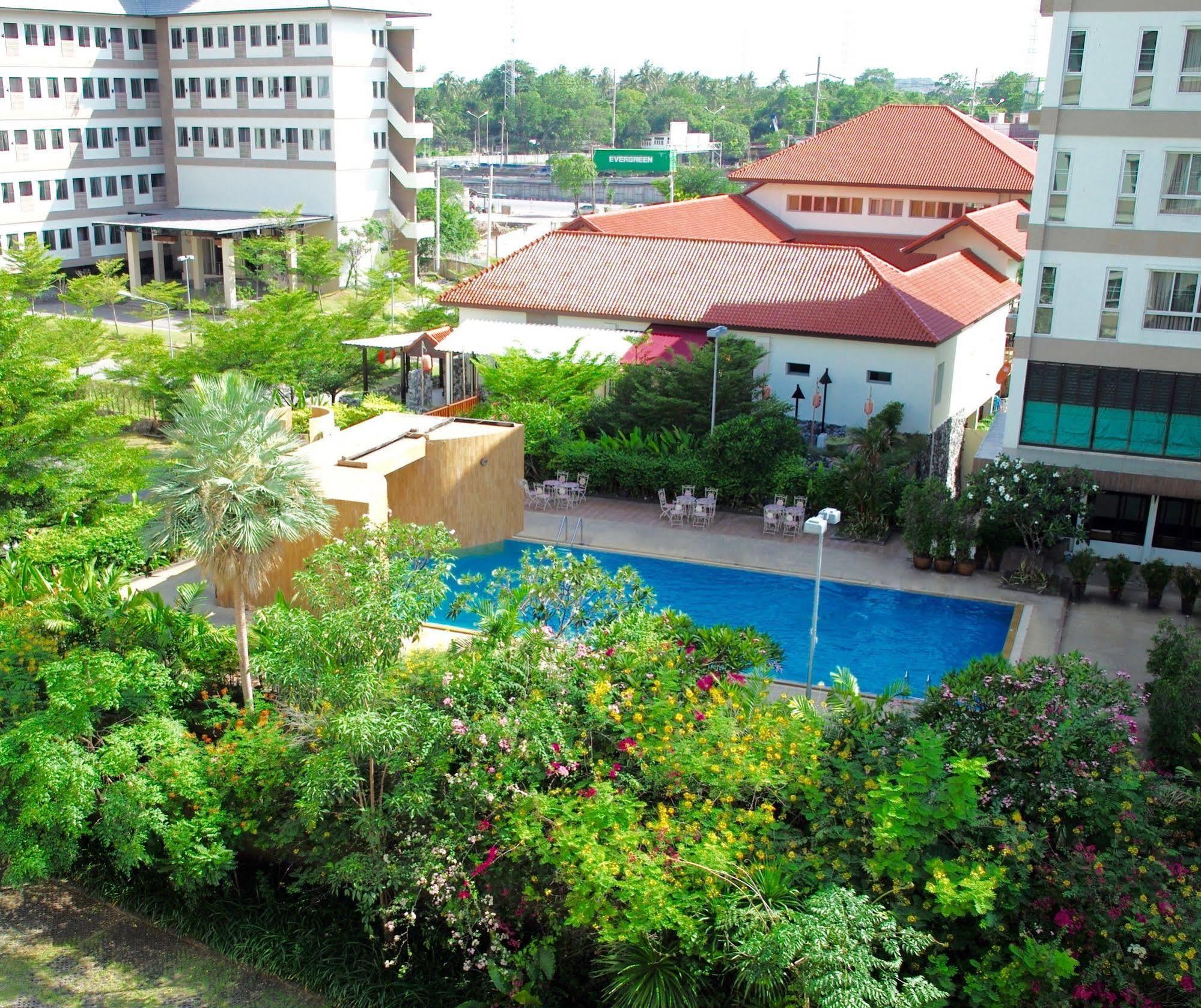 J. Park Hotel Chonburi Buitenkant foto