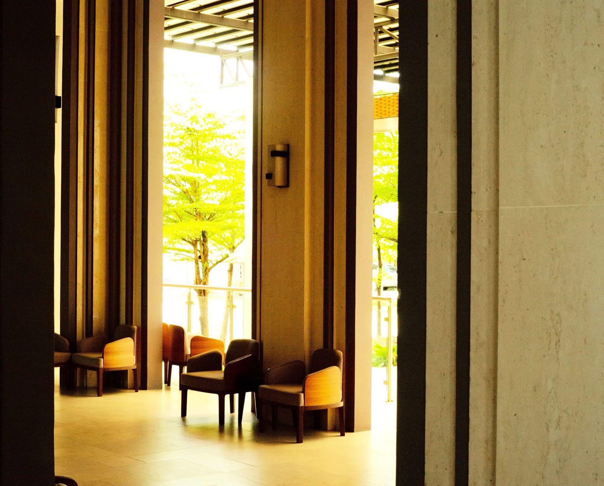 J. Park Hotel Chonburi Buitenkant foto