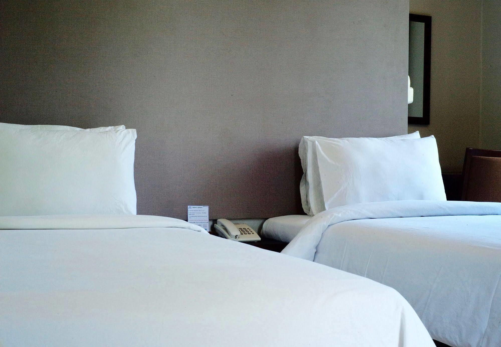 J. Park Hotel Chonburi Buitenkant foto