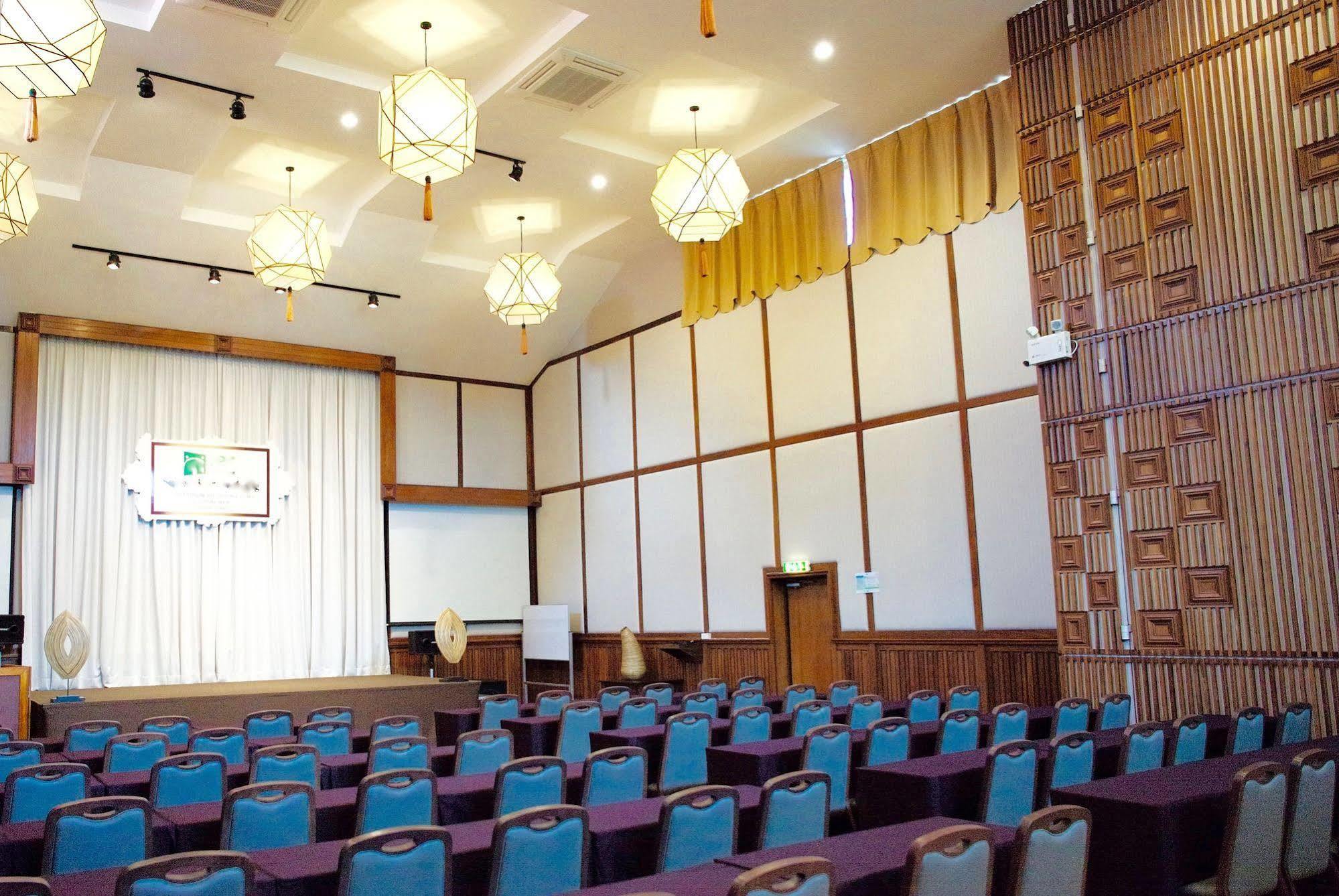 J. Park Hotel Chonburi Buitenkant foto