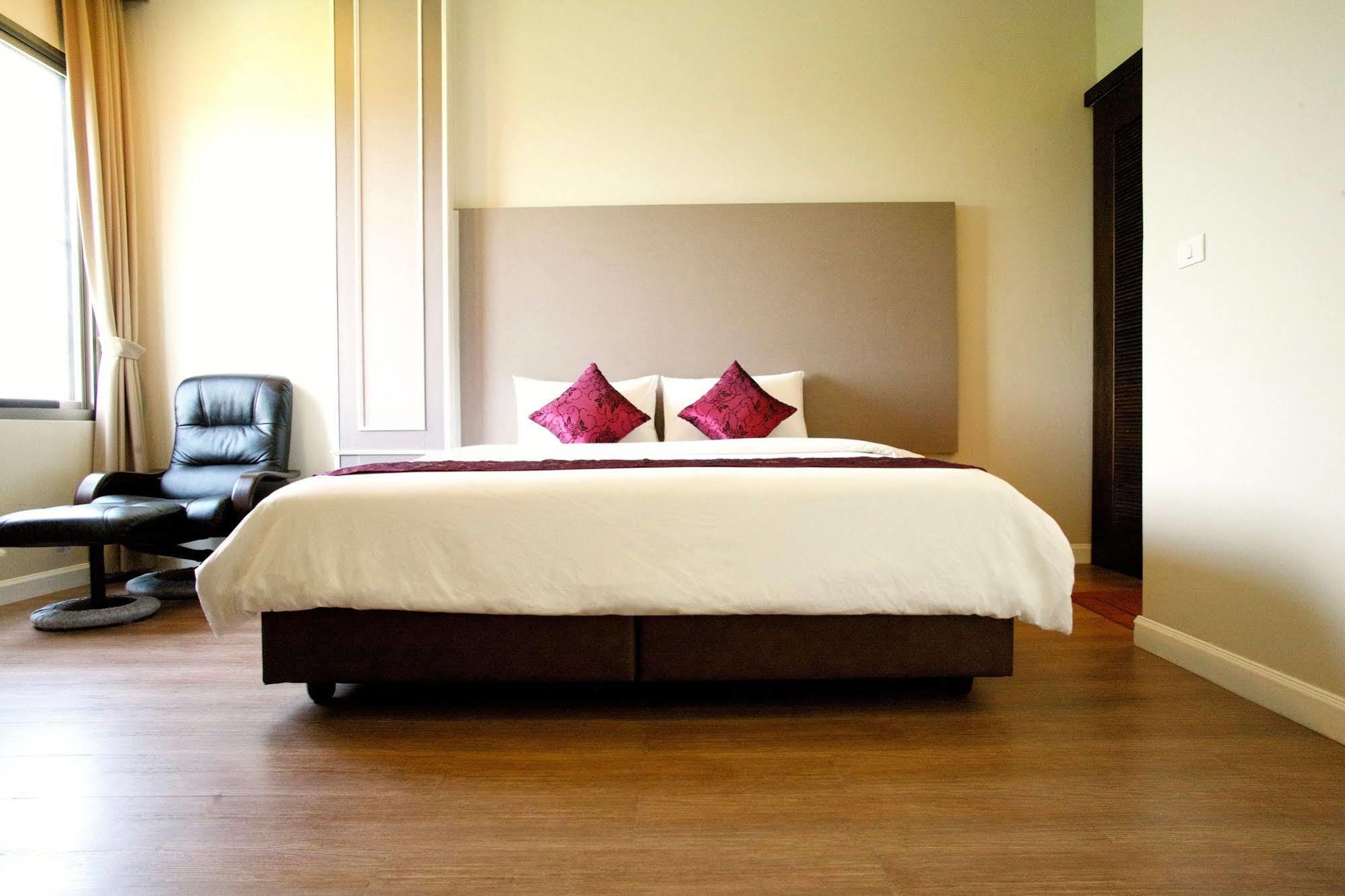 J. Park Hotel Chonburi Buitenkant foto