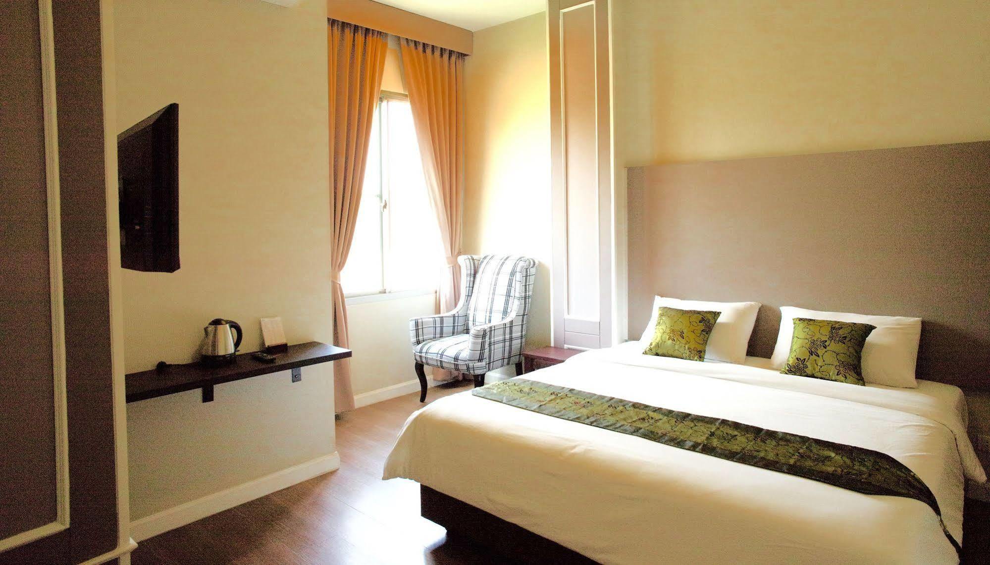 J. Park Hotel Chonburi Buitenkant foto